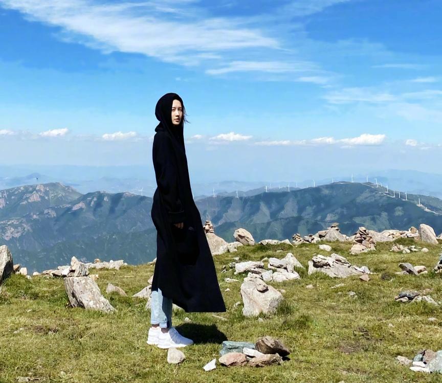 李沁拥抱自然，寻找内心宁静之旅的最新动态